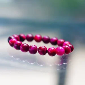 Vòng ruby đỏ rực rỡ trên lụa sang trọng.