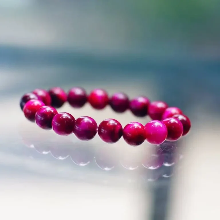 Vòng ruby đỏ rực rỡ trên lụa sang trọng.