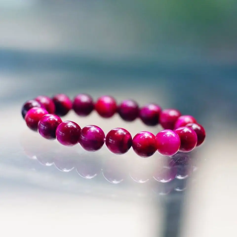 Vòng ruby đỏ rực rỡ trên lụa sang trọng.