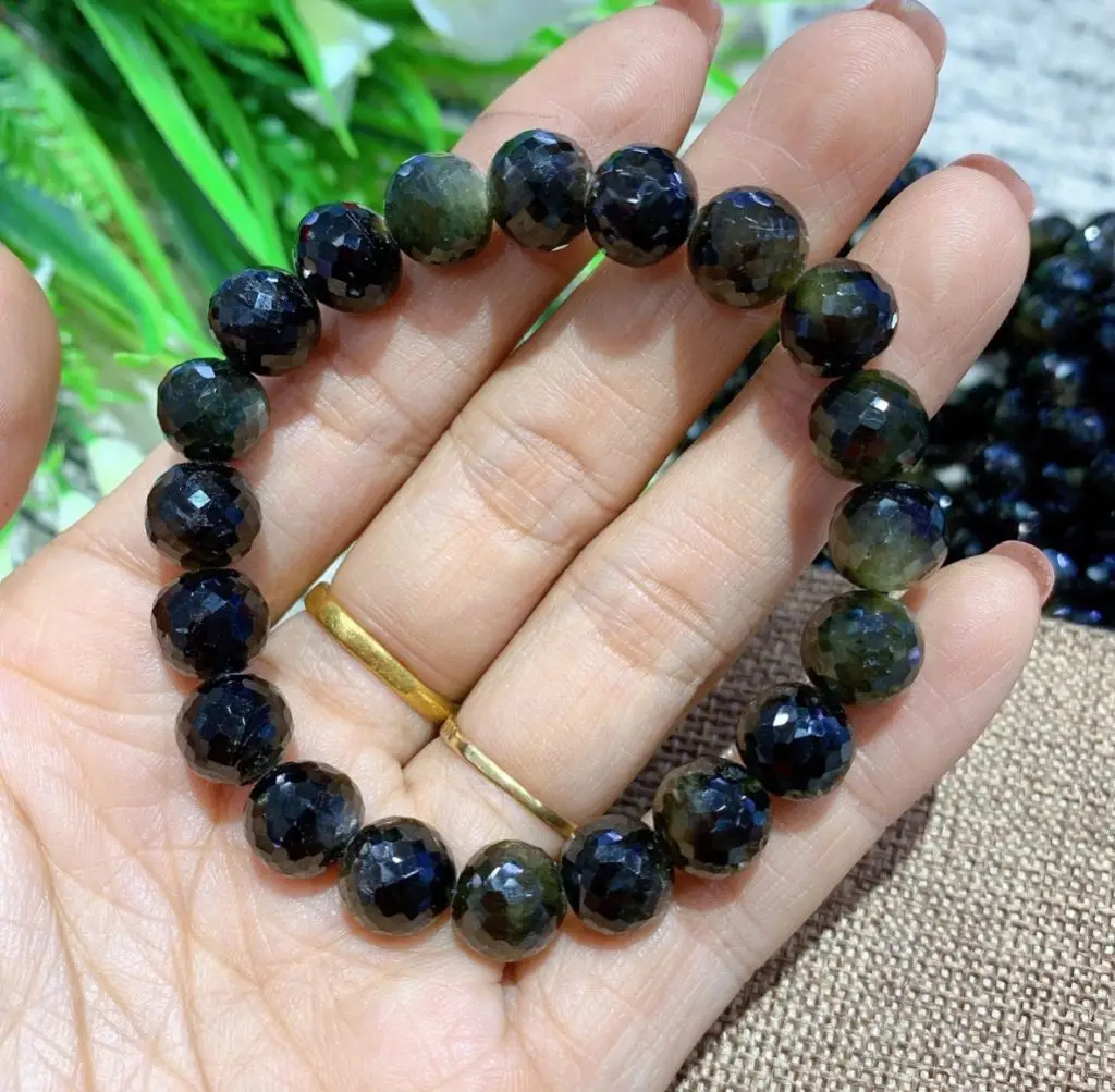 Vòng Đá Sapphire Mệnh Kim: Khám Phá Năng Lượng Phong Thủy Tuyệt Hảo 6 Vòng Tay Sapphire Cao Cấp Sang Trọng