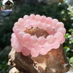 Vòng tay thạch anh hồng tự nhiên, hồng dịu nhẹ.