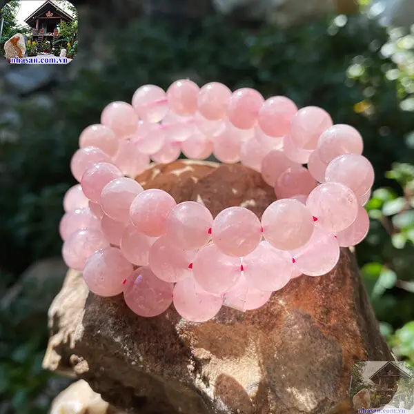 Vòng Thạch Anh Hồng Tuổi Sửu: Giải Mã Sức Mạnh Tình Duyên Và Năng Lượng An Lành Theo Phong Thủy 4 Vòng tay thạch anh hồng tự nhiên, hồng dịu nhẹ.