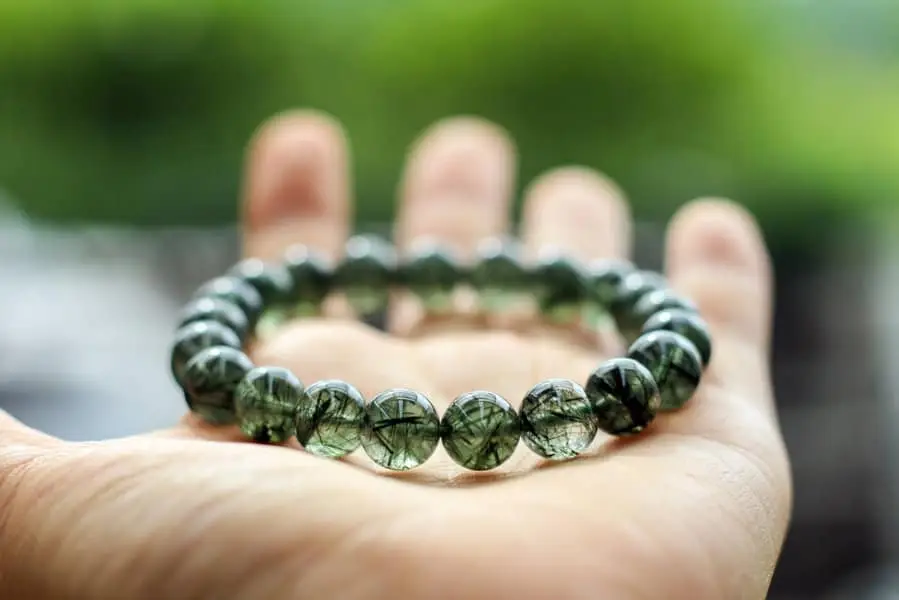 Bộ sưu tập vòng thạch anh đẹp trên khay gỗ.