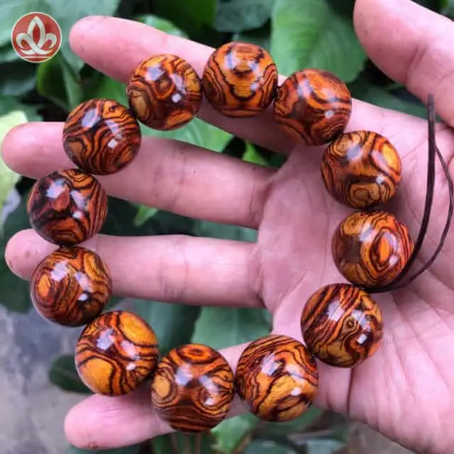 Vòng Gỗ Sưa Đỏ Mệnh Mộc: Khai Mở Vận Khí, Cân Bằng Cuộc Sống 4 Vòng gỗ sưa đỏ vân, màu sắc tự nhiên