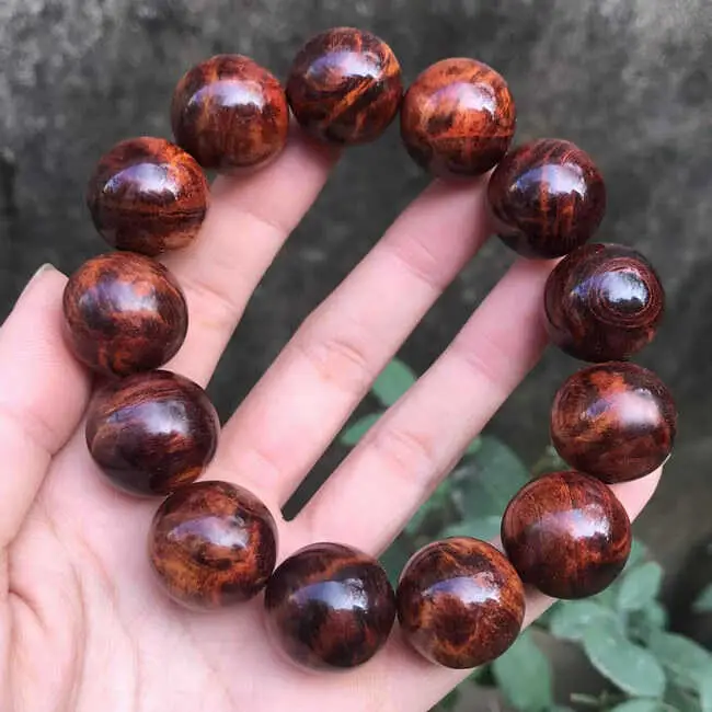 Lựa chọn vòng gỗ sưa đỏ phong thủy chất lượng.