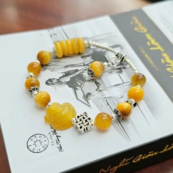 Vòng Phong Thủy Tuổi Bính Ngọ 2026: Khóa An Bình, Mở May Mắn 7 Vòng phong thủy khai quang, vật phẩm may mắn trên tay.