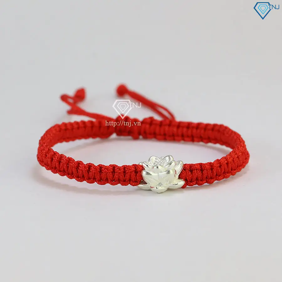 Vòng Chỉ Đỏ Đeo Bao Lâu? Giải Mã Sức Mạnh Tinh Thần 7 Vòng chỉ đỏ, hoa sen, nến: Nạp năng lượng thanh tịnh.