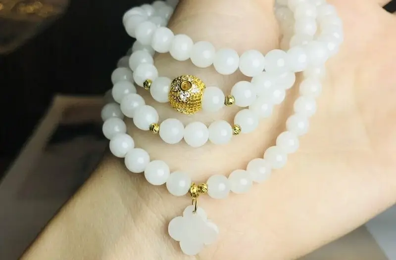 Bàn tay nhẹ nhàng chạm vòng ngọc mát lạnh.