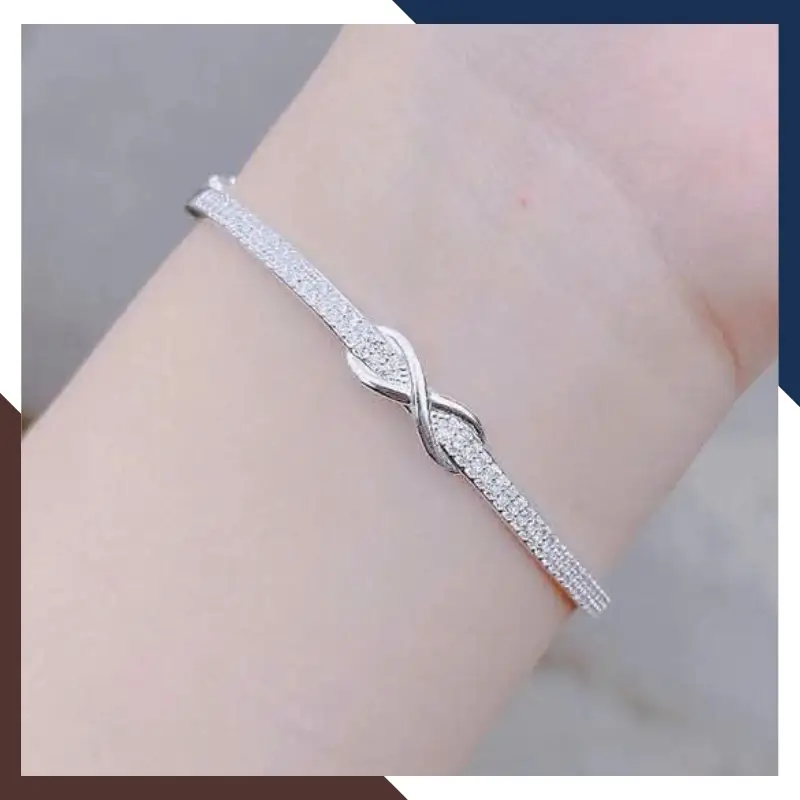 Vòng Bạc 925 Nữ 1996: Bí Quyết Chọn Đúng Mệnh, Khai Vận Tài Lộc 7 Vòng tay bạc 925 tinh xảo trên tay nữ.