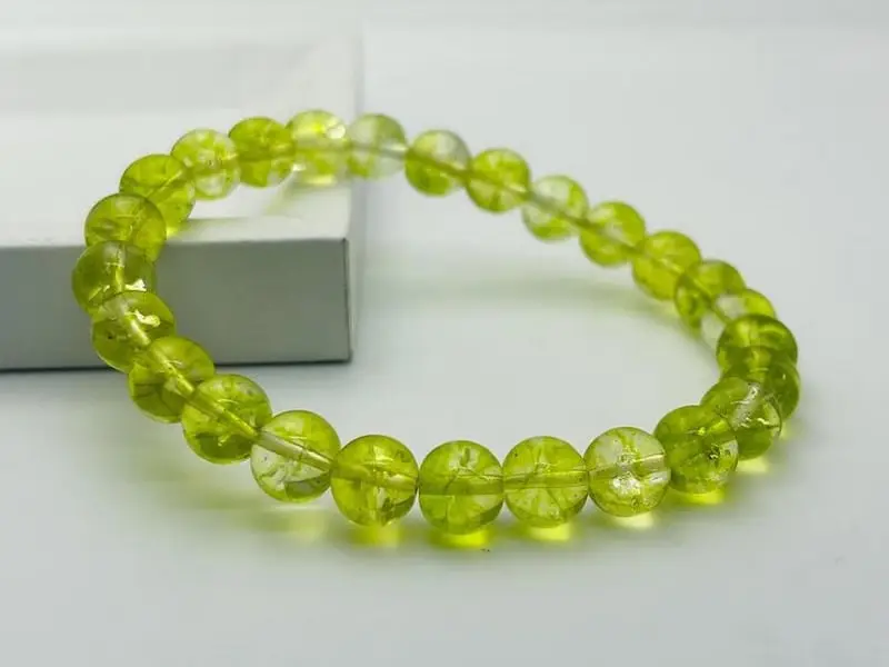 Peridot thô và hạt vòng chế tác