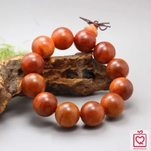 Hình ảnh cận cảnh vòng gỗ huyết rồng với các hạt gỗ bóng mịn và vân gỗ tự nhiên, có thể thấy rõ màu