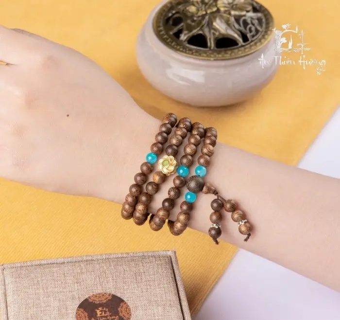 Thần thái an nhiên cùng vòng phong thủy.