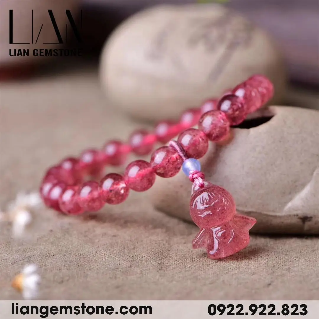 Vòng thạch anh dâu đẹp lung linh lụa hồng.