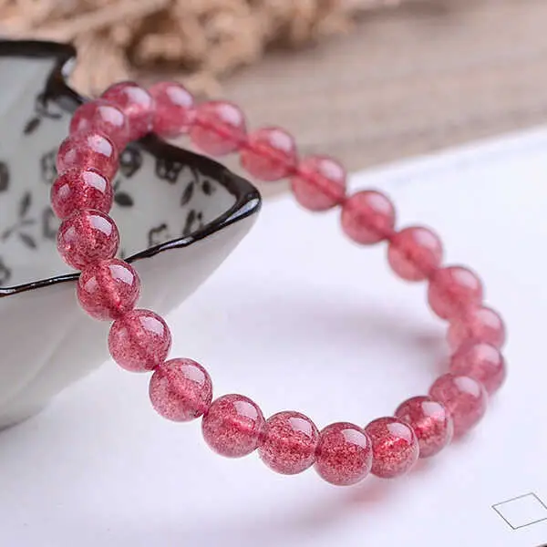 Tuổi Hợi trầm tư ngắm vòng thạch anh dâu.