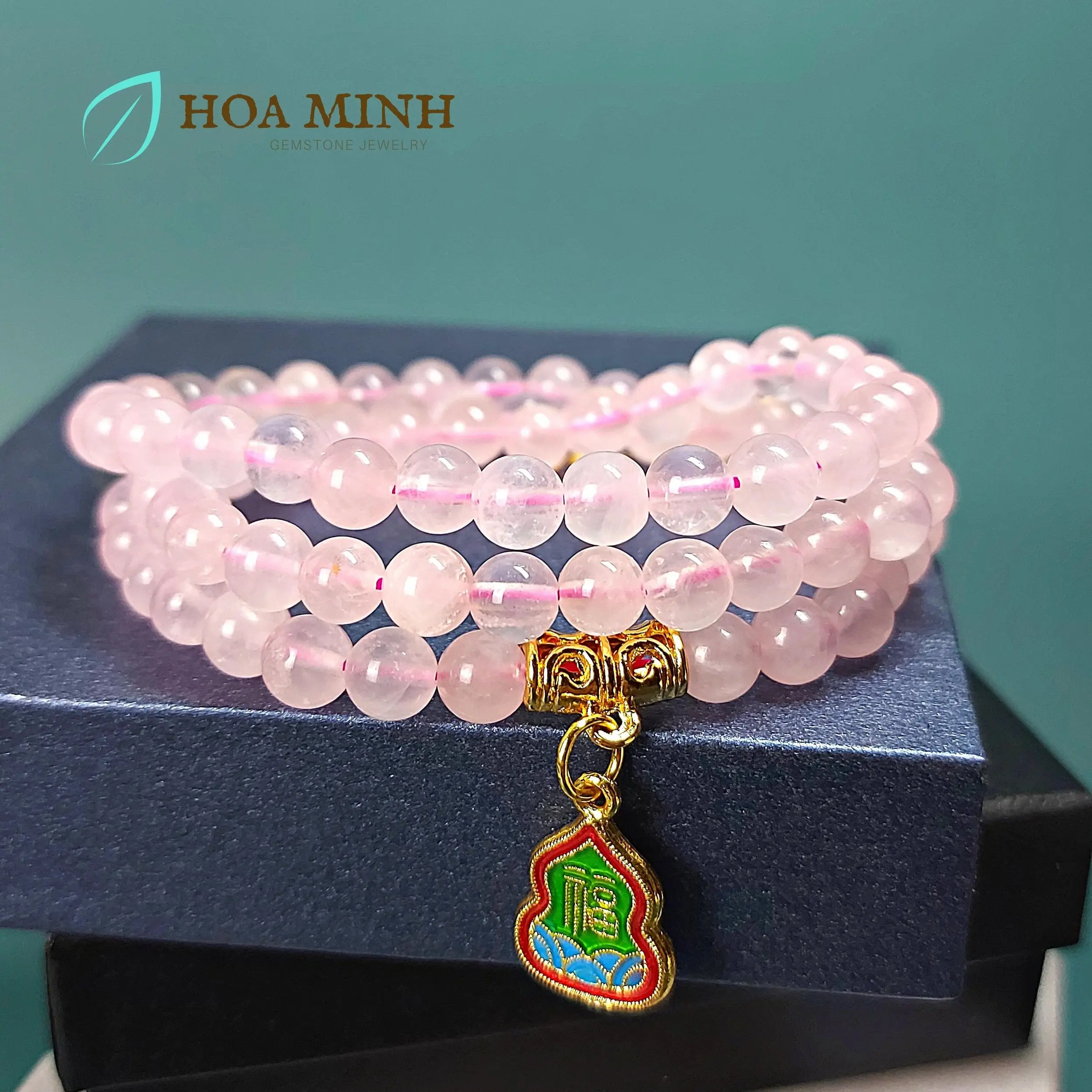 Vòng Thạch Anh Hồng Charm Đẹp Trên Cổ Tay Nữ