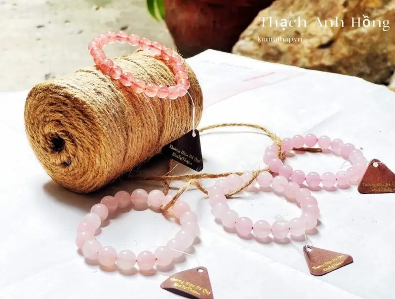 Vòng Thạch Anh Hồng Tuổi Sửu: Giải Mã Sức Mạnh Tình Duyên Và Năng Lượng An Lành Theo Phong Thủy 7 Vòng Thạch Anh Hồng Trên Đế Gỗ Túi Lụa