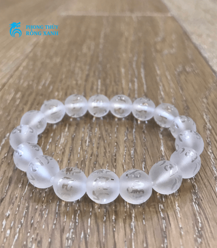 Vòng Thạch Anh Trắng Mệnh Kim: Khai Mở Vận Khí, Cải Thiện Cuộc Sống 4 Vòng tay thạch anh trắng tinh khiết, nền gỗ mộc.