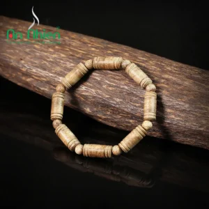 Vòng trầm hương cao cấp trên nền gỗ.