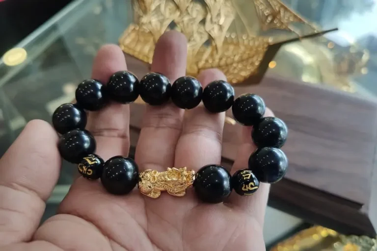 Vòng vàng 18K charm Tỳ Hưu sang trọng.