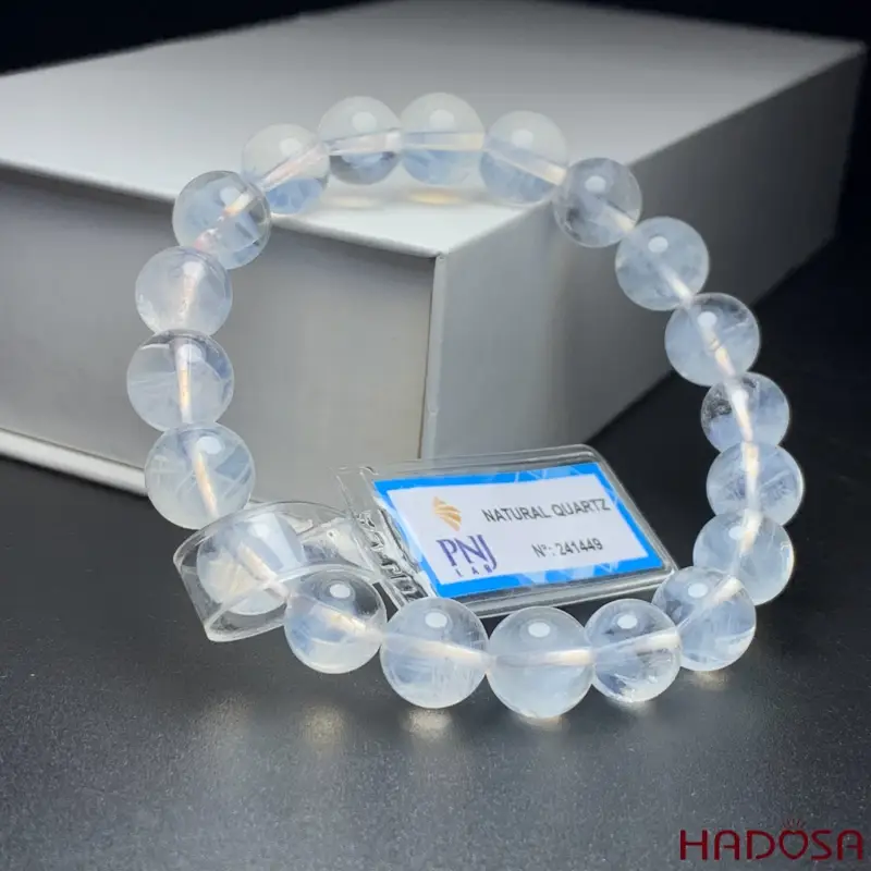 Vòng Thạch Anh Có Linh Không? Giải Mã Năng Lượng Phong Thủy Thực Sự 7 Vòng thạch anh thanh tẩy dưới ánh trăng.