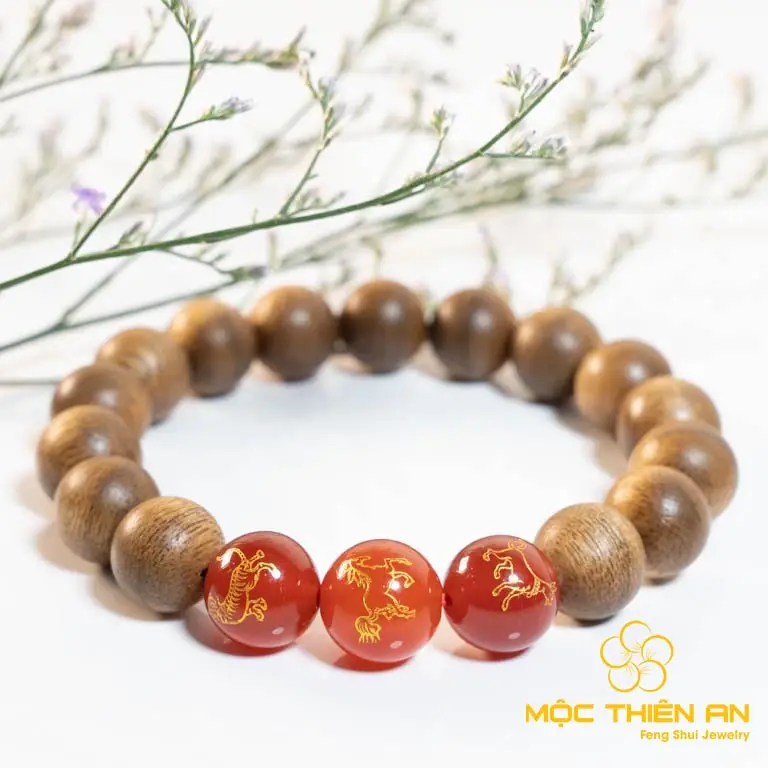 Vòng Mã Não Đỏ cho Người Tuổi Sửu: Khai Mở Vận Khí, Cát Tường Bình An 7 Vòng mã não đỏ trên lụa, lư trầm hương.