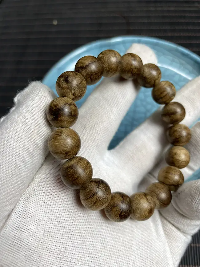 Thanh tẩy vòng bằng trầm hương dưới trăng