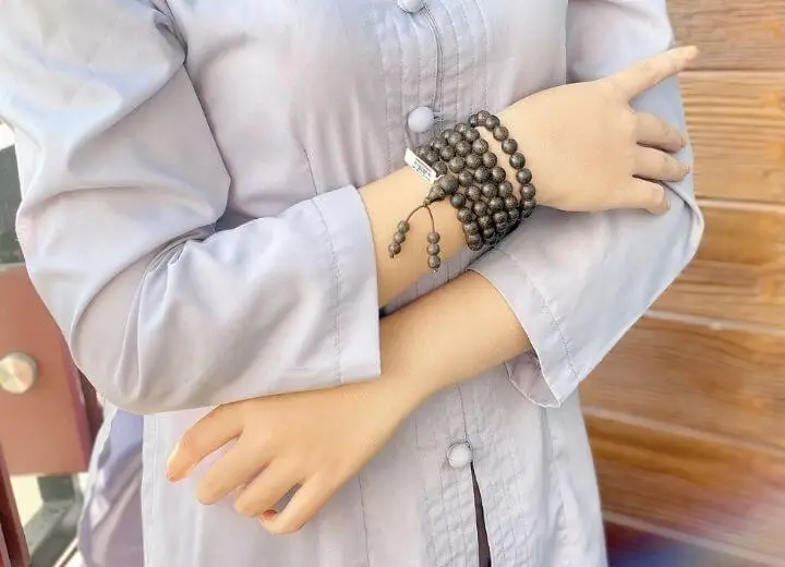 Hình ảnh một người trẻ đang đeo vòng phong thủy và một hộp đựng vòng trang nhã