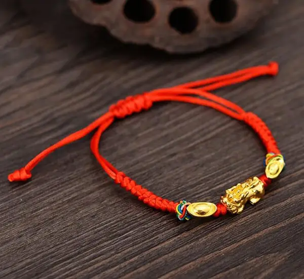 Vòng Chỉ Đỏ: Chìa Khóa Nâng Tầm Công Danh, Tài Lộc Cho Người Khát Vọng 6 Vòng tay chỉ đỏ Tỳ Hưu đá phong thủy