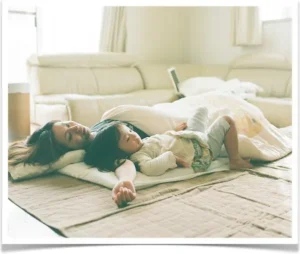 Em bé ngủ bình yên, tay nắm bố mẹ.