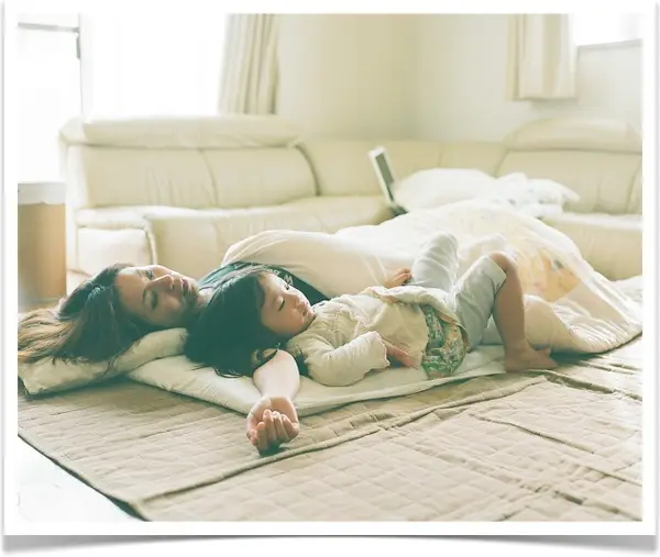 Đặt Tên Con Theo Họ Lý: Bí Quyết Hài Hòa Mệnh Vận, Kiến Tạo Tương Lai Vàng 4 Em bé ngủ bình yên, tay nắm bố mẹ.