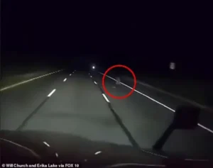 Bóng người chạy trốn trong không gian mờ ảo.