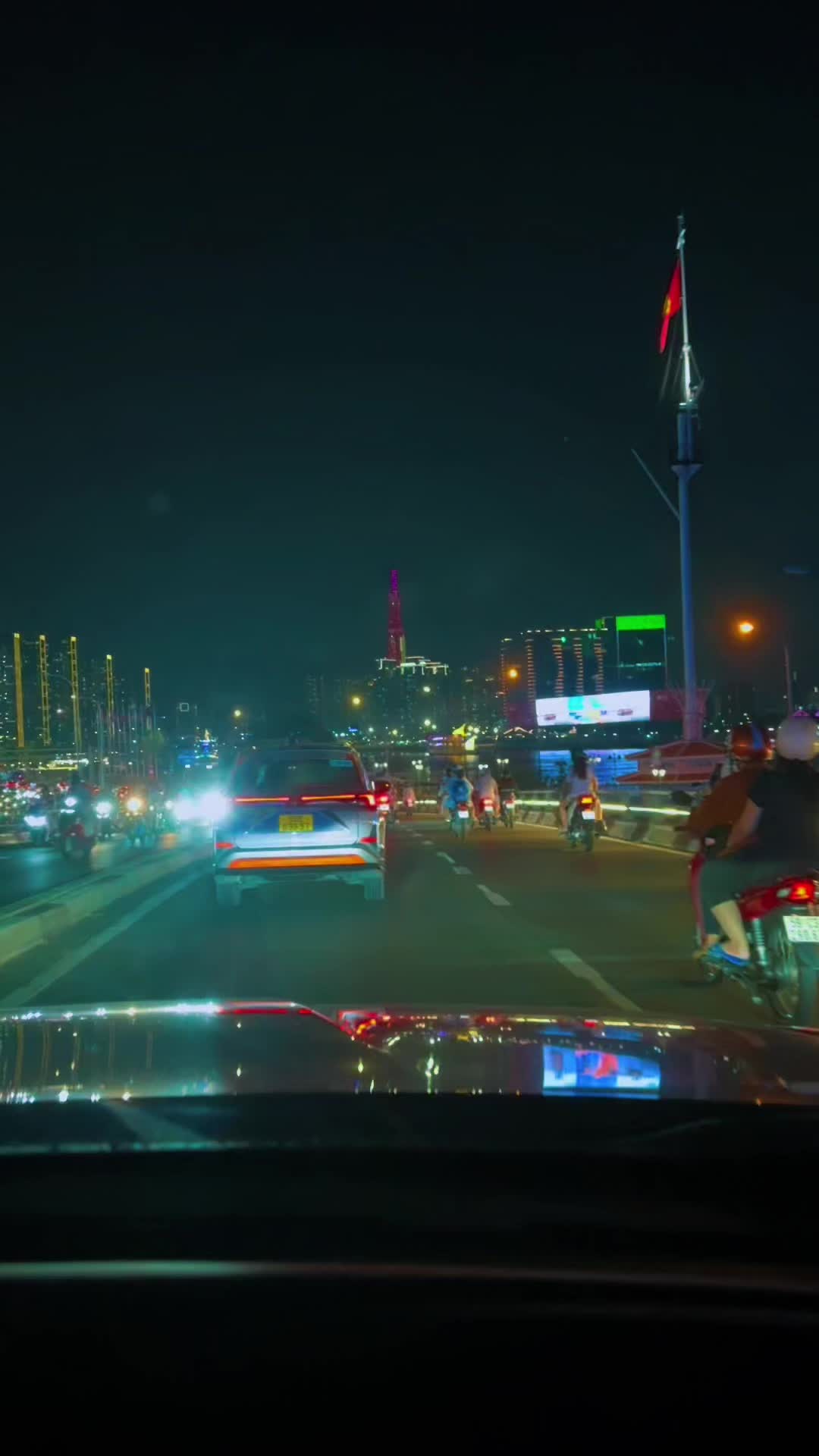 Tỳ Hưu Trên Xe Hơi: Vật Phẩm Phong Thủy Hay Con Dao Hai Lưỡi? Hướng Dẫn Chi Tiết Từ Chuyên Gia 7 Xe hơi di chuyển trên đường đẹp, ánh sáng hài hòa.