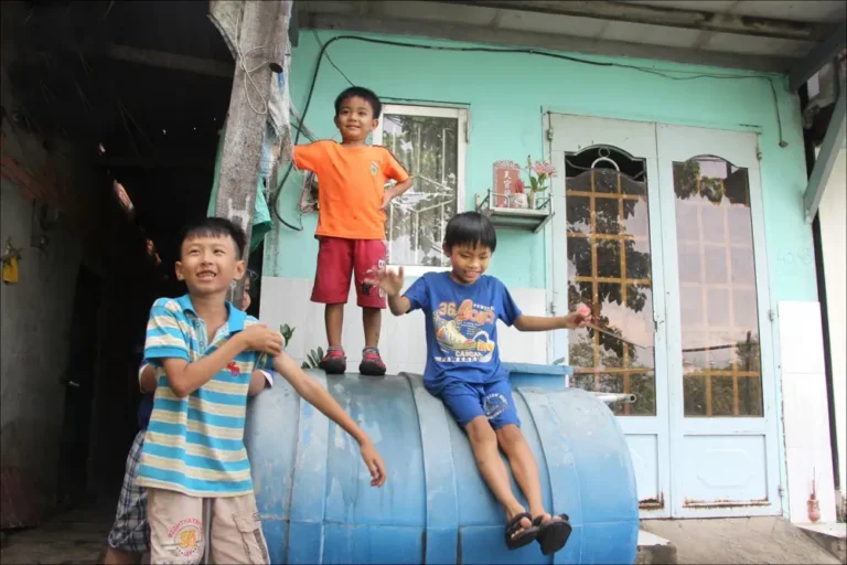 Mơ màng nhớ về hàng xóm cũ.