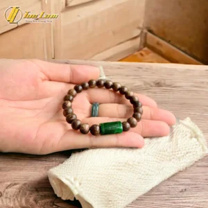 Vòng tay phong thủy trên lụa dịu nhẹ.