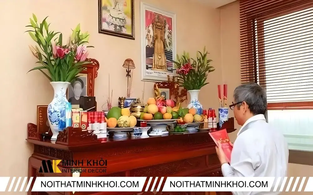 Nghệ Thuật Dâng Hoa Cúng Bàn Thờ Gia Tiên: Lòng Thành Kính, Bố Cục Chuẩn Mực 7 Người phụ nữ trang trọng sắp đặt hoa trên bàn thờ.