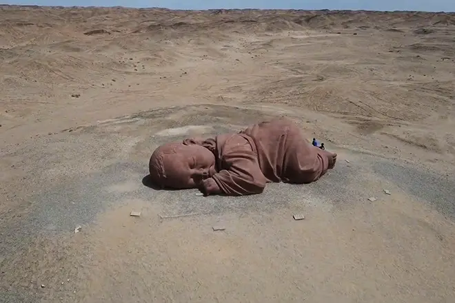 Giải Mã Giấc Mơ Thấy Sa Mạc: Thông Điệp & Cách An Tâm Sống Thiện 5 Sa mạc bao la, người cô độc nhỏ bé.