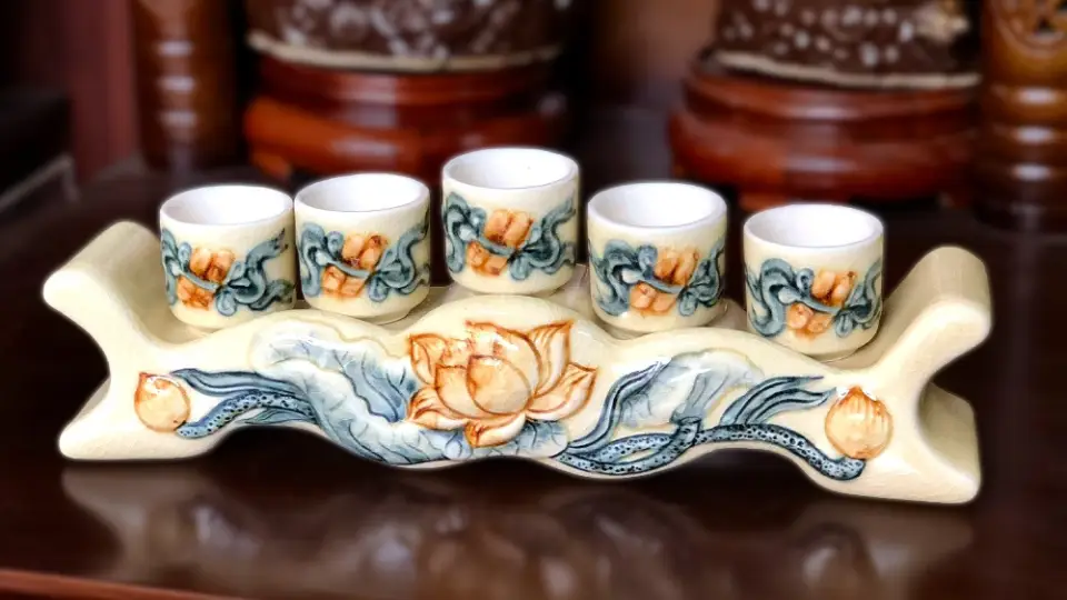 Kỷ chén đồng cổ kính, trang trọng trên bàn thờ.