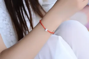 Vòng chỉ đỏ đẹp trên cổ tay