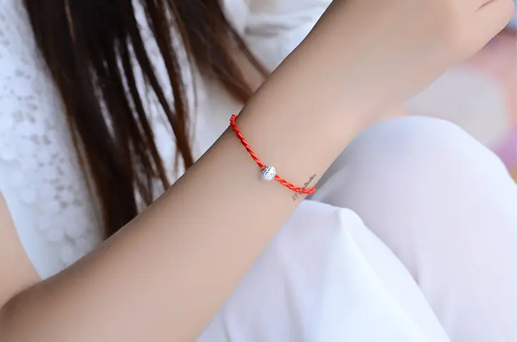 Vòng Chỉ Đỏ Đứt Phải Làm Sao: Hóa Giải Lo Âu, Khai Mở May Mắn 4 Vòng chỉ đỏ đẹp trên cổ tay