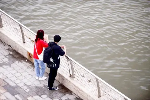 Giải Mã Giấc Mơ Thấy Tàu Ngầm: Điềm Báo Từ Vô Thức 3 Người trầm tư: Mối quan hệ mờ ảo.