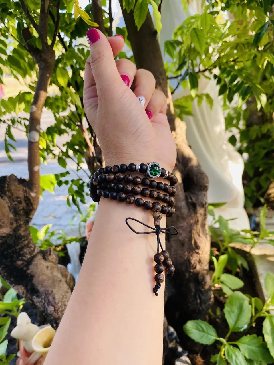 Vòng trầm hương hạt đá phong thủy xanh đen.