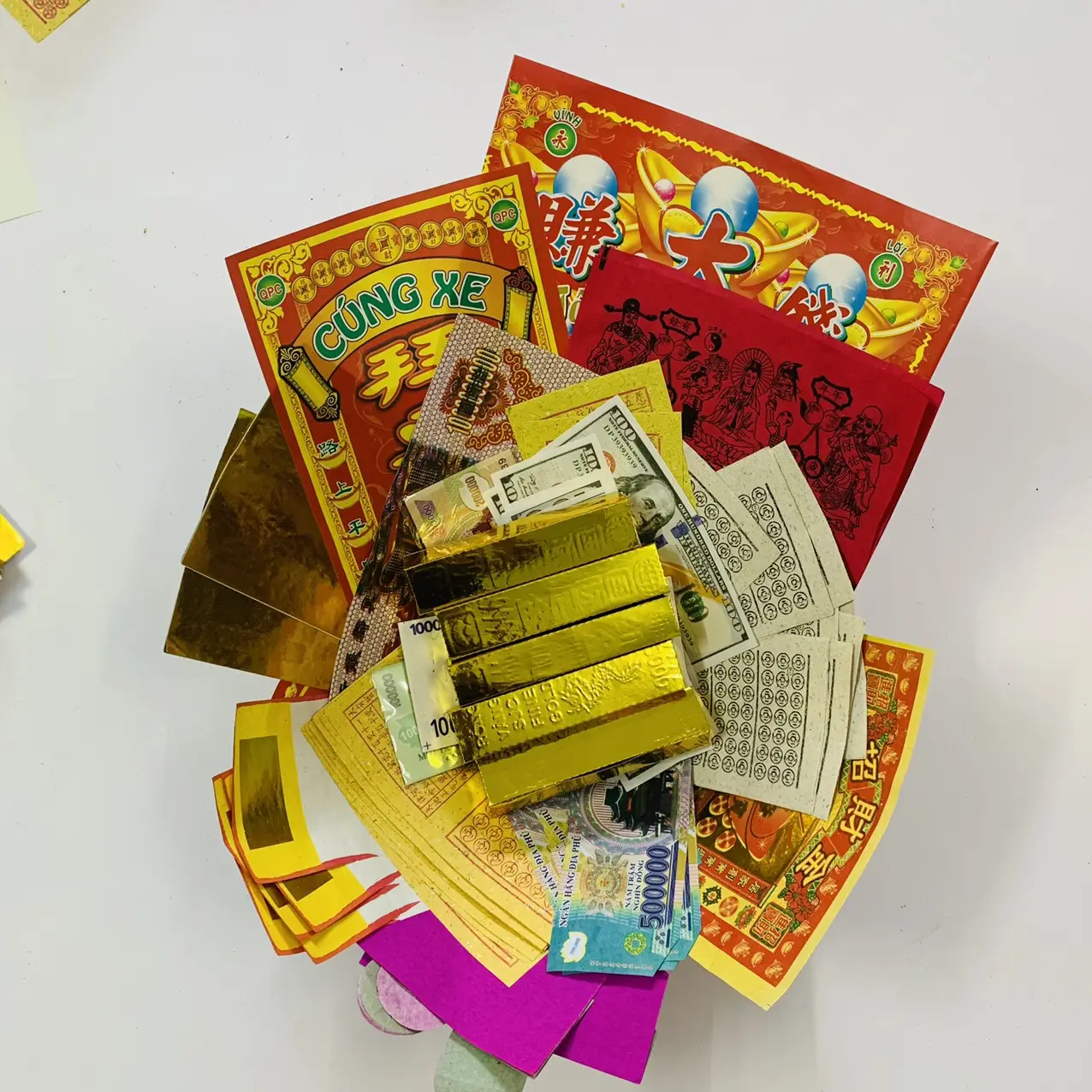 Hóa vàng mã cúng xe an toàn.