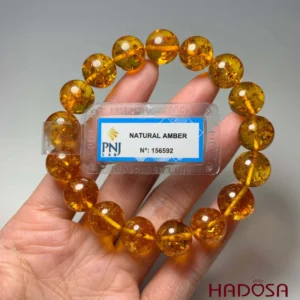 Vòng hổ phách chất liệu tự nhiên với sắc vàng mật ong đặc trưng.