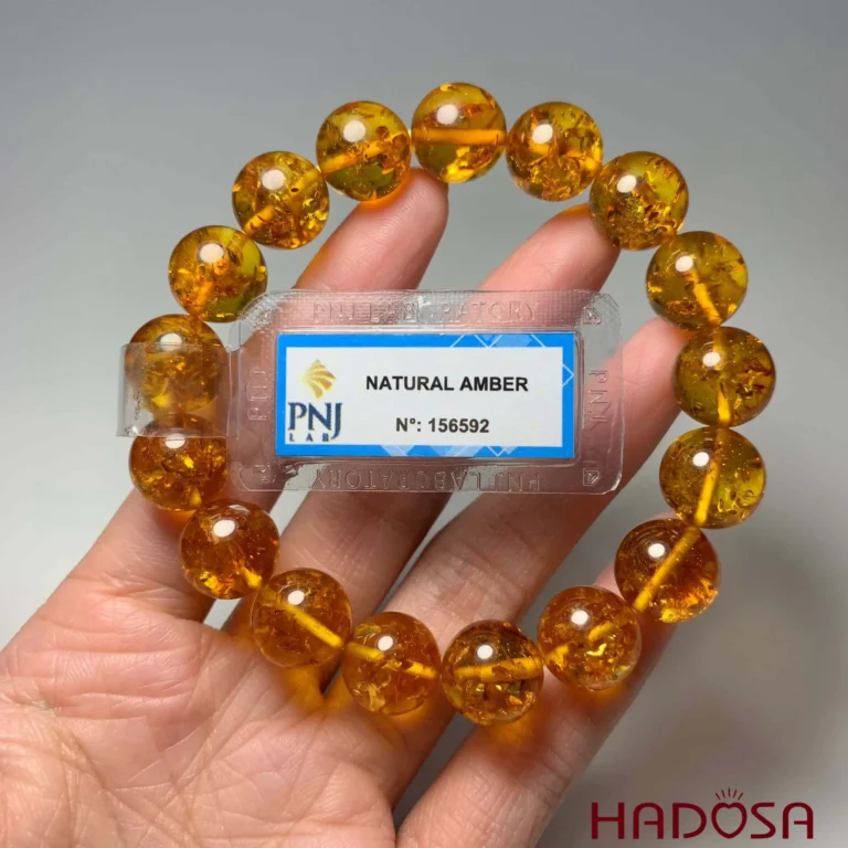 Vòng hổ phách chất liệu tự nhiên với sắc vàng mật ong đặc trưng.