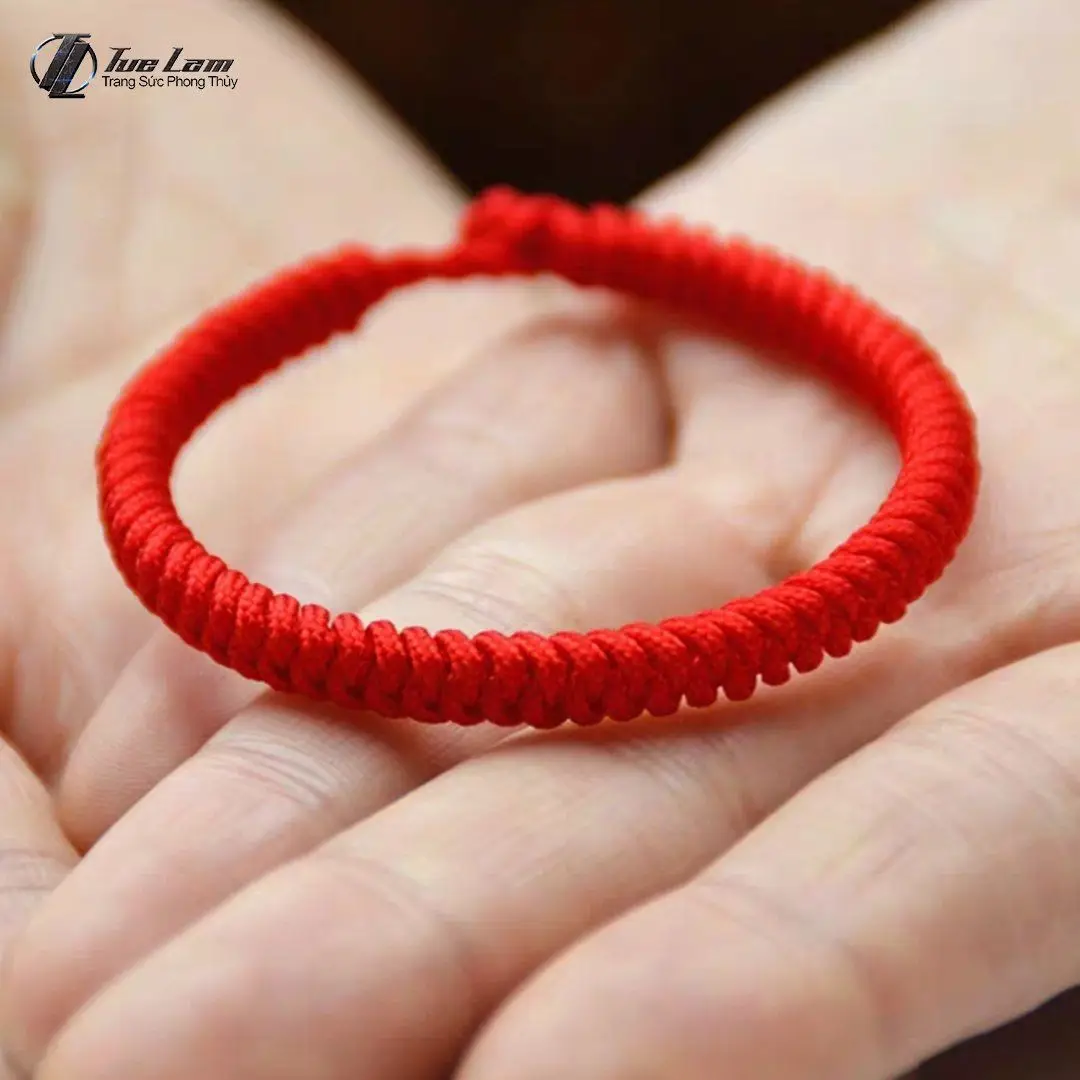 Sợi chỉ đỏ thắt nút gia trì tâm linh.