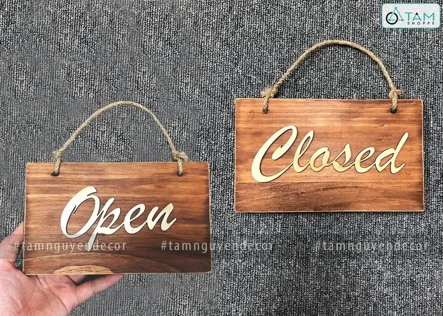 Số viết tay trên giấy cũ, bảng gỗ