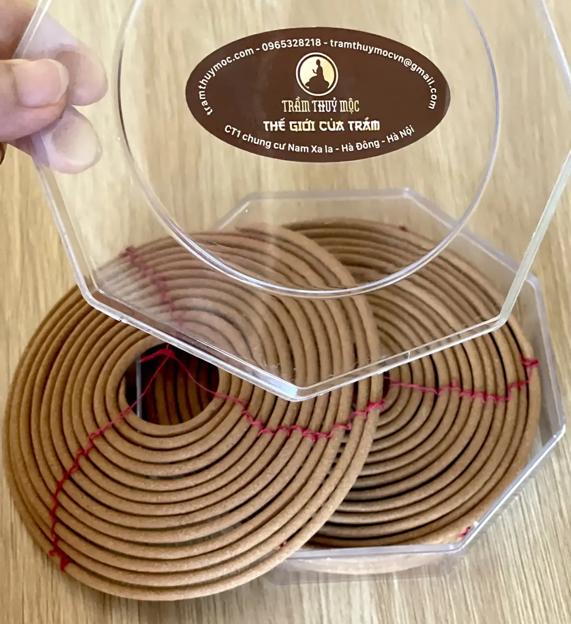 Hương vòng thảo mộc cháy, khói nhẹ bàn thờ.