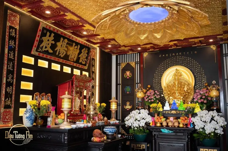 Không gian thiền định, bàn thờ, ánh nến, bình an tâm linh.