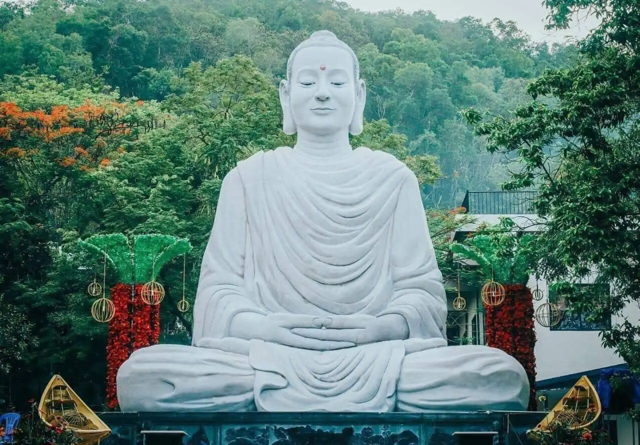 Giải Mã Giấc Mơ Thấy Phật Chiếu Hào Quang: Điềm Báo & Hóa Giải Tâm An 4 Phật quang thiền định, bình an chiêm nghiệm.