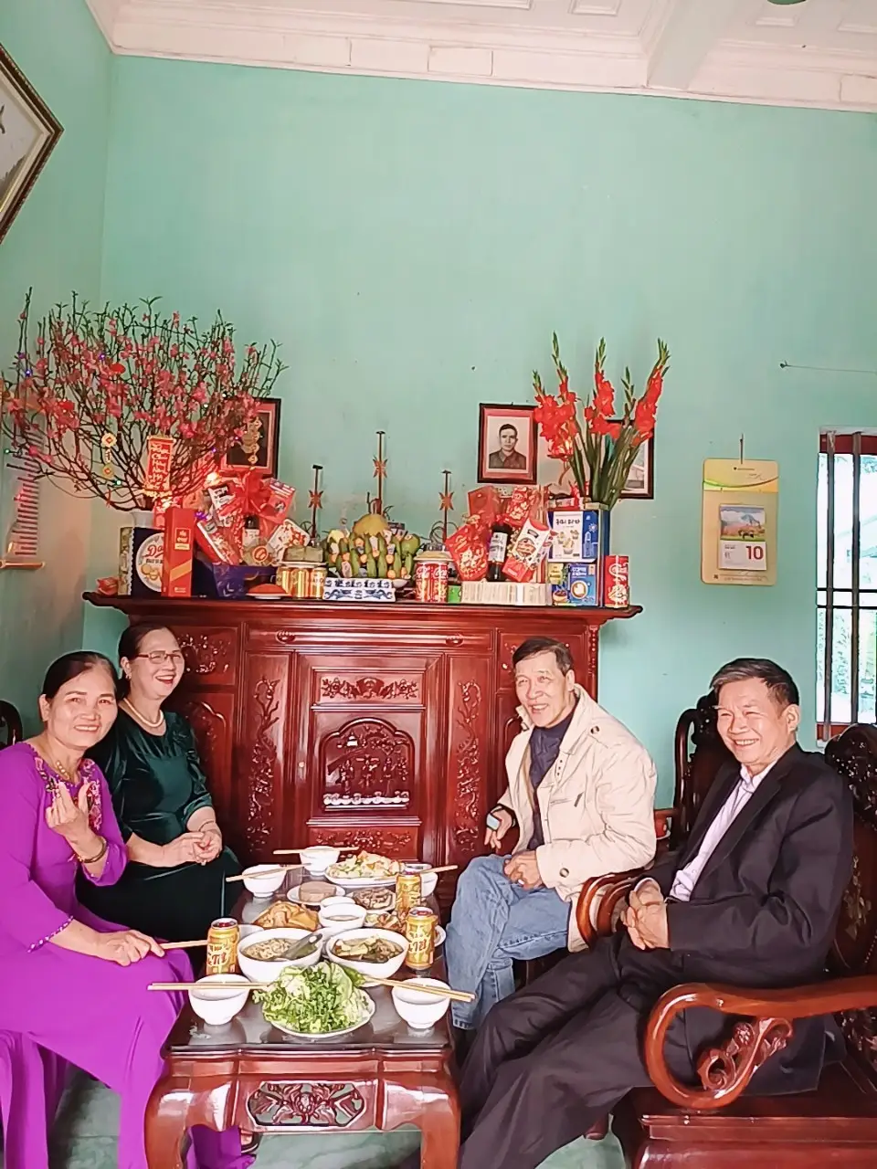 Gia đình sum vầy, bình yên bên bàn thờ ấm cúng.